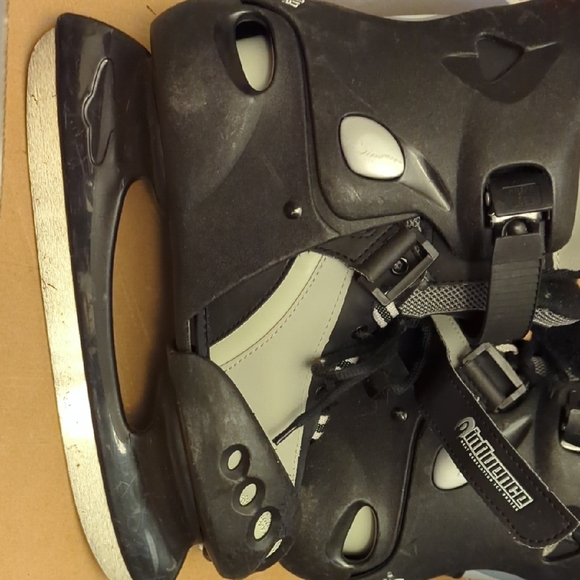 Black Ice Skates for Youth - Picture 5 of 5